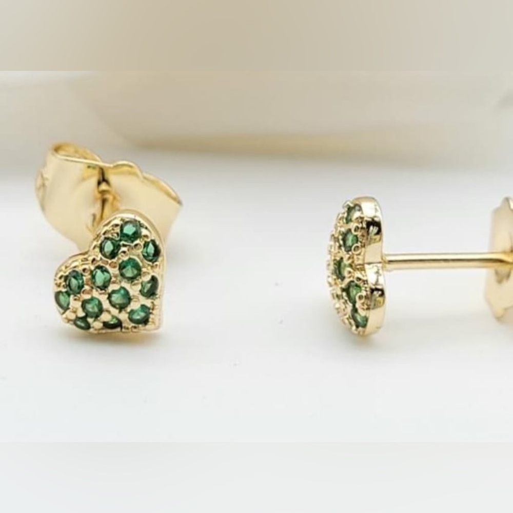 Green heart study earrings 💚